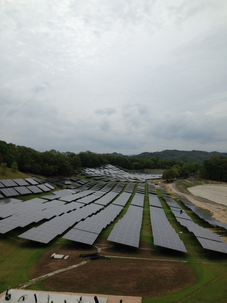 ゴルフ場跡地の65,000枚のパネル取付